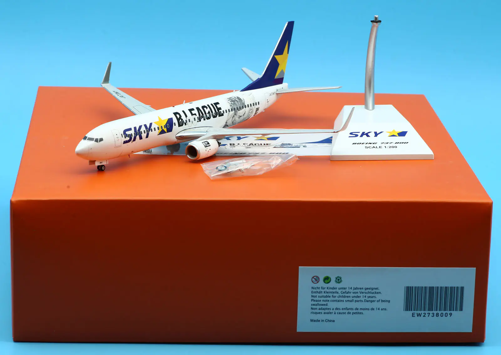 Collectible Diecast Aircraft Model Boeing B737-800 EW2738009 JC Wings 1:200 Skymark Airlines Reg: JA73NY