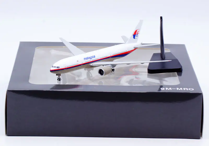 Collectible Diecast Aircraft Model Boeing B777-200ER BBOX4010 JC Wings 1:400 Malaysia Airlines Reg: 9M-MRO