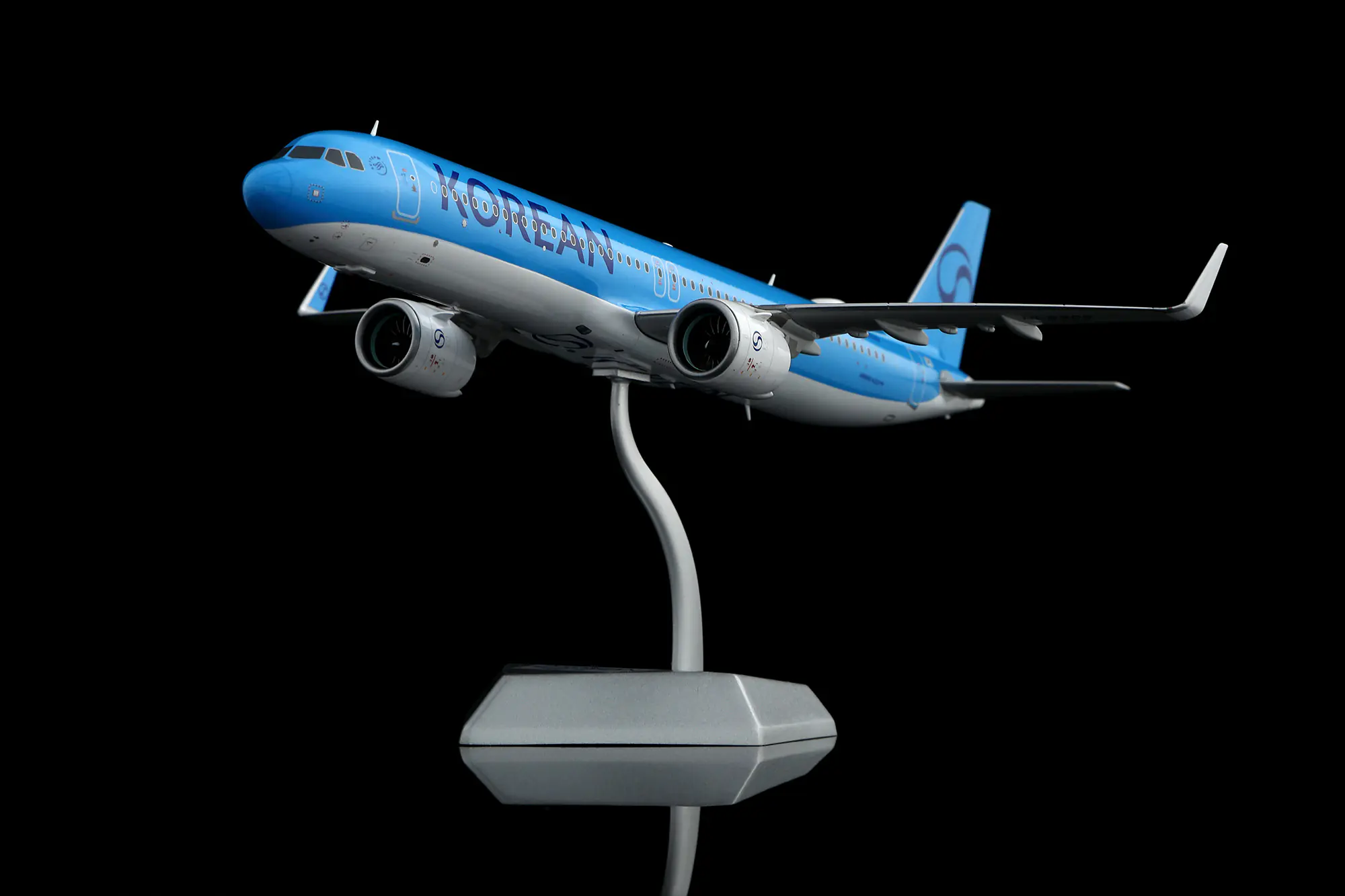 Collectible Diecast Aircraft Model Airbus A321 L2268FD SQ Wings 1:200 Korean Air Reg: HL8509 Flaps Down