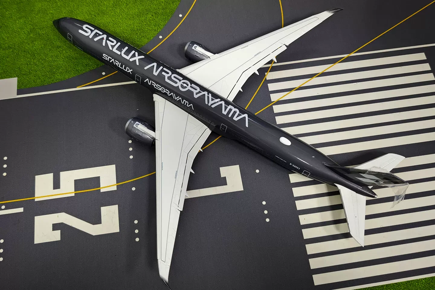 Collectible Diecast Aircraft Model Airbus A350-1000 L2403FD SQ Wings 1:200 STARLUX Airlines Reg: B-58553 Flaps Down