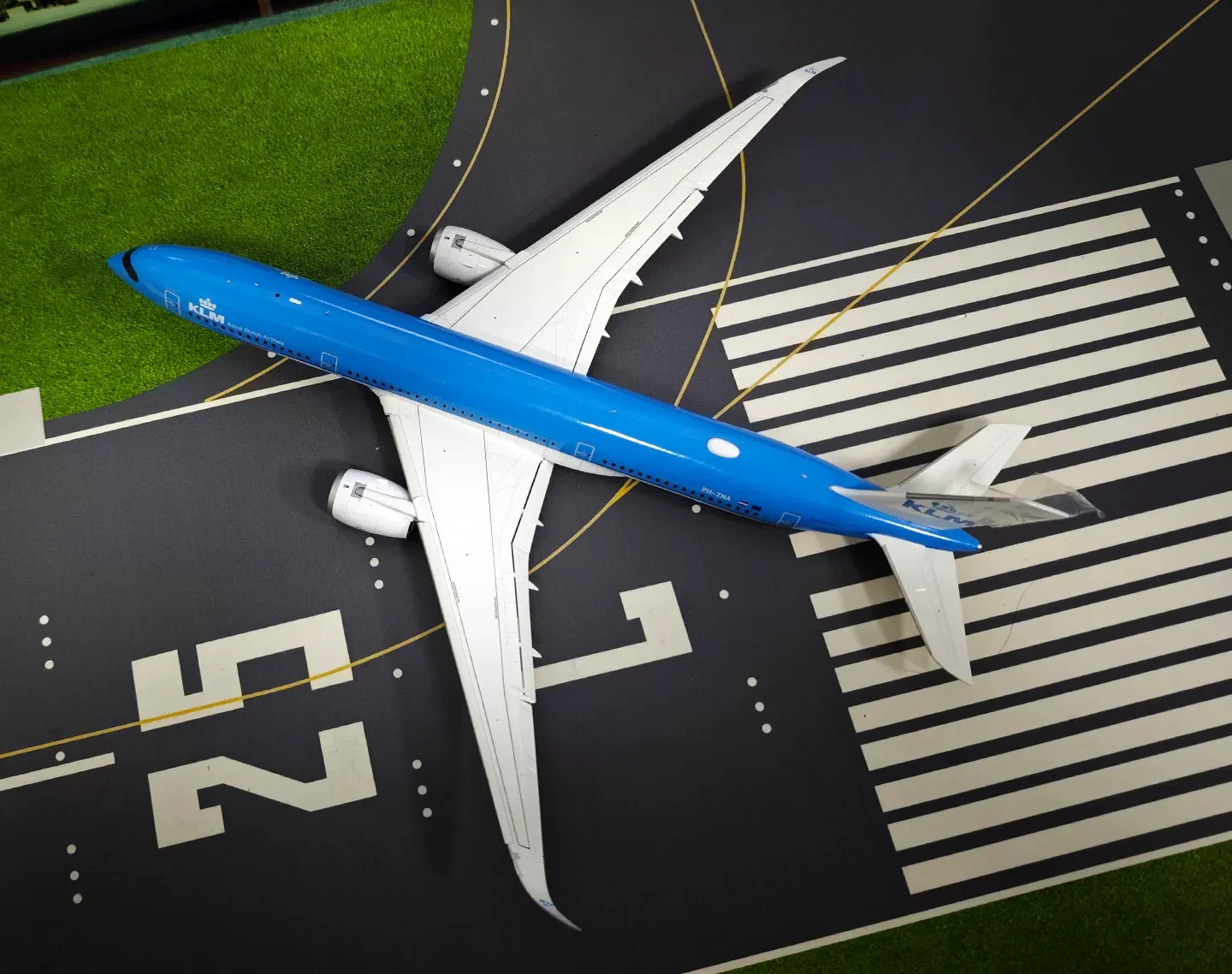 Collectible Diecast Aircraft Model Airbus A350-900 L2413FD SQ Wings 1:200 KLM Royal Dutch Airlines Reg: PH-ZNA Flaps Down