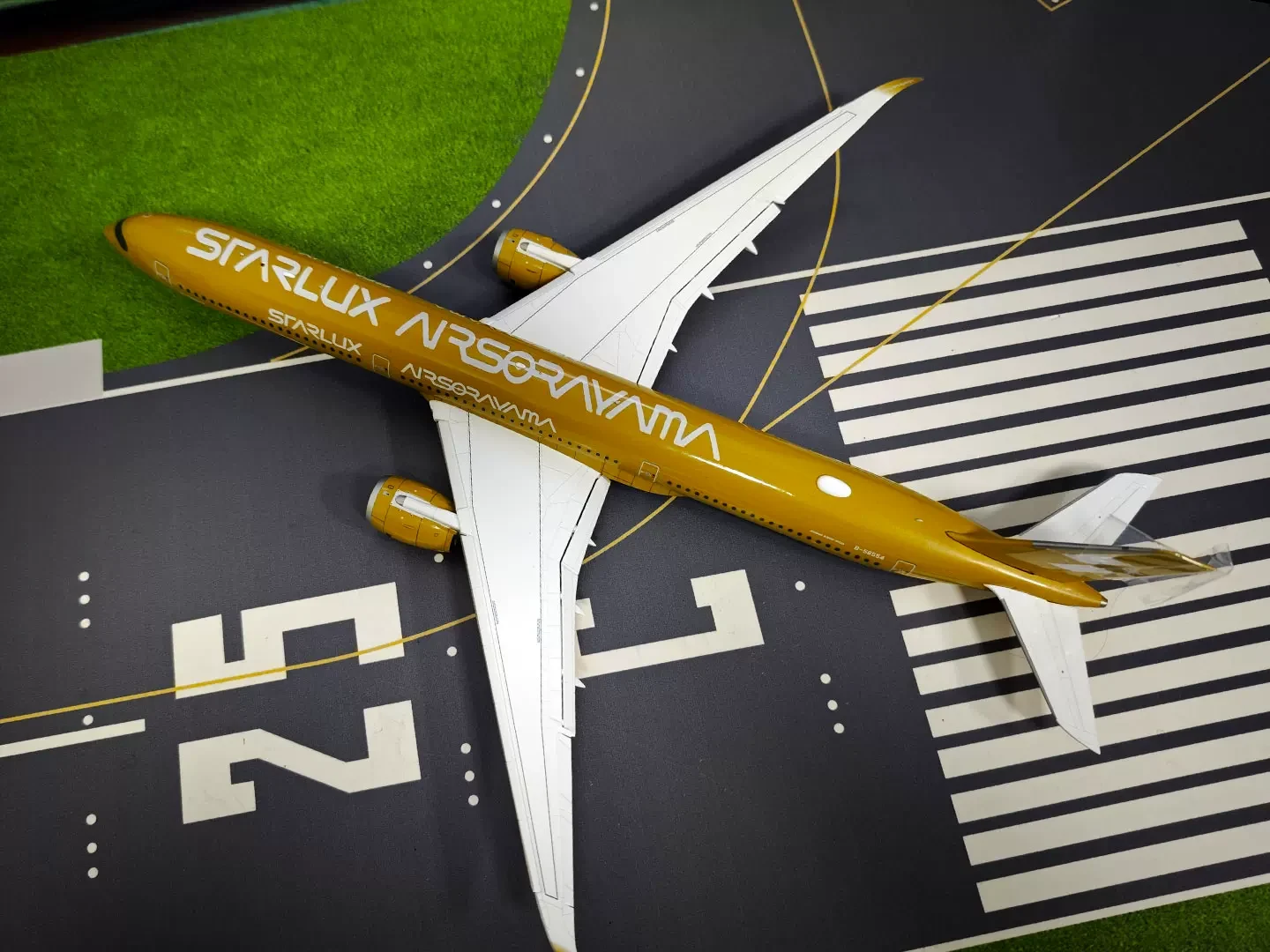 Collectible Diecast Aircraft Model Airbus A350-1000 L2410FD SQ Wings 1:200 STARLUX Airlines Reg: B-58554 Flaps Down