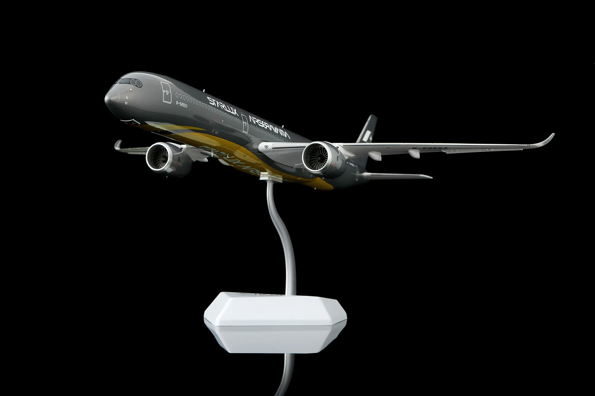 Collectible Diecast Aircraft Model Airbus A350-1000 L2403 SQ Wings 1:200 STARLUX Airlines Reg: B-58553