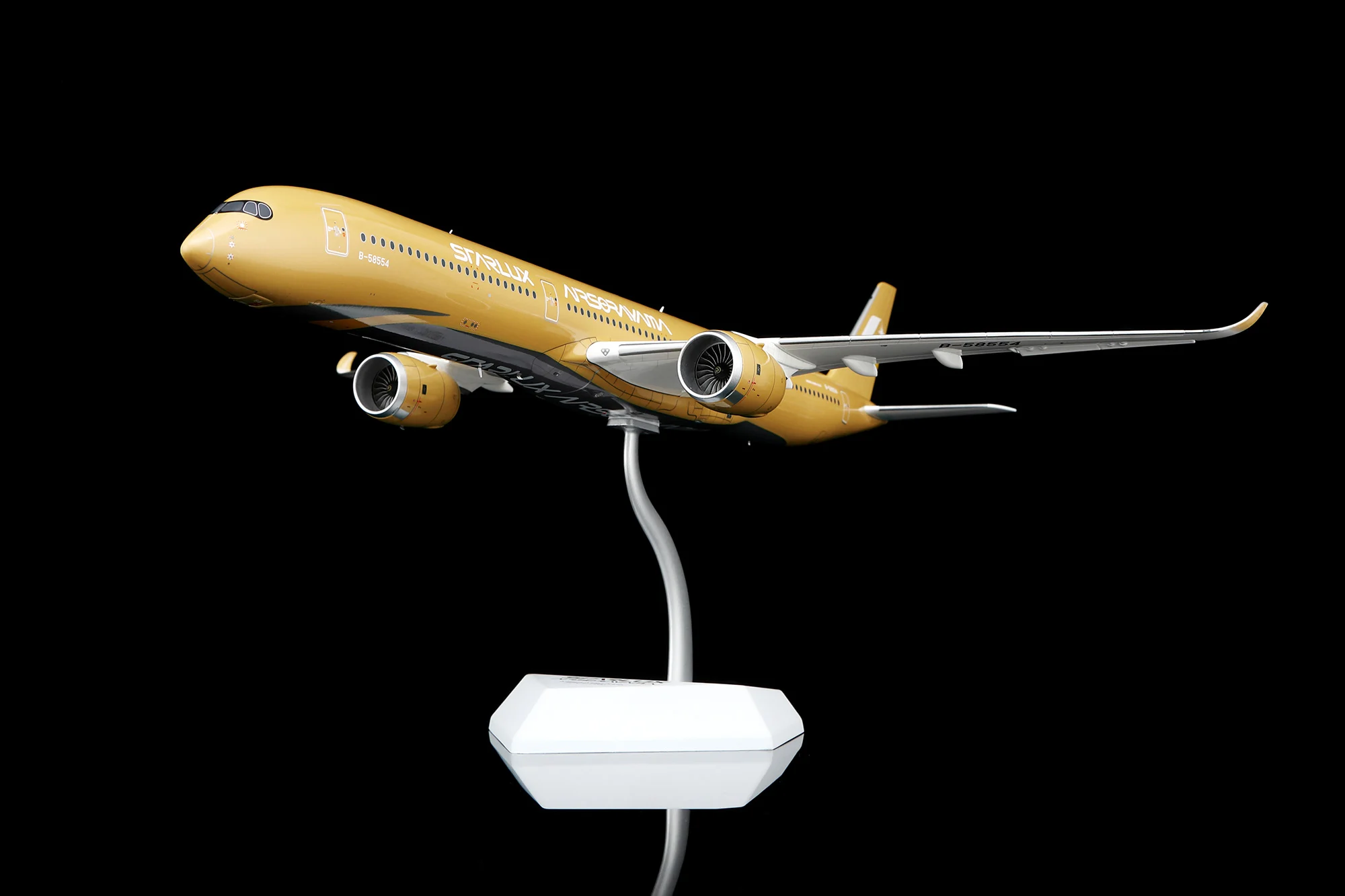 Collectible Diecast Aircraft Model Airbus A350-1000 L2410 SQ Wings 1:200 STARLUX Airlines Reg: B-58554